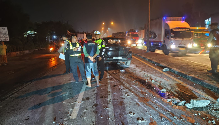 Tragis, Pemotor Tewas Tertimpa Tiang Pju Usai Mobil Tabrak Median Di Krian