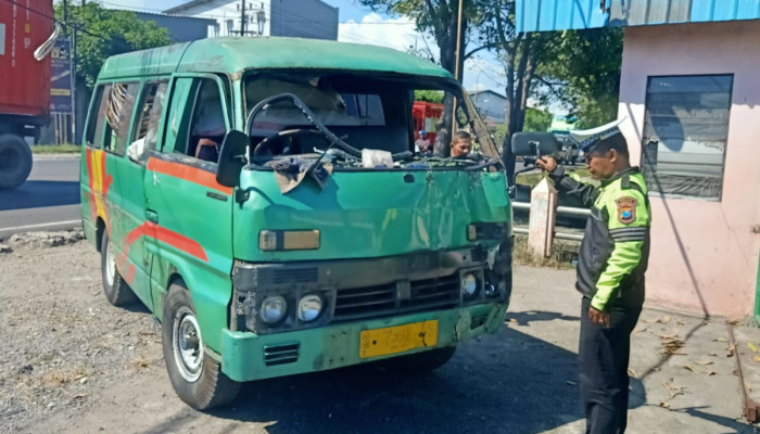 Mobil Isuzu Bison Tabrak Tiang Di Trosobo, Dua Lansia Alami Luka Ringan