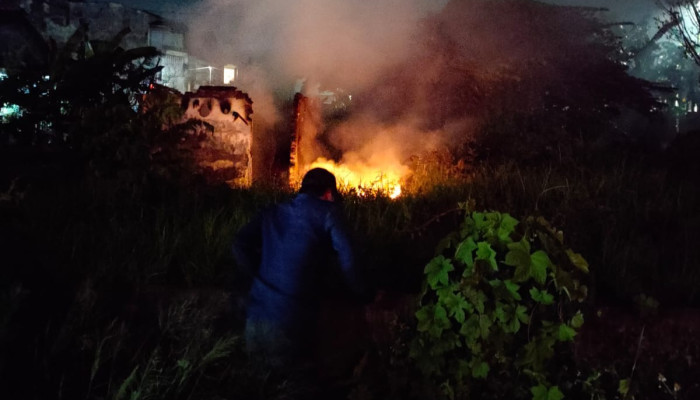 Api Hanguskan Warung Kopi Di Bungurasih, Diduga Akibat Arus Pendek Listrik