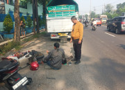 Kurang Jaga Jarak, Pengendara Mio Tabrak Truk Di Depan Pt Phokphand Bringinbendo