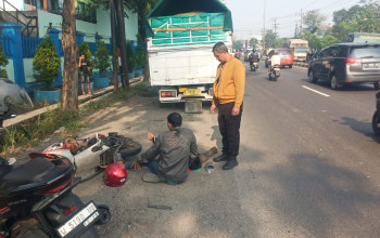 Kurang Jaga Jarak, Pengendara Mio Tabrak Truk Di Depan Pt Phokphand Bringinbendo