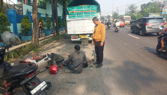 Kurang Jaga Jarak, Pengendara Mio Tabrak Truk Di Depan Pt Phokphand Bringinbendo