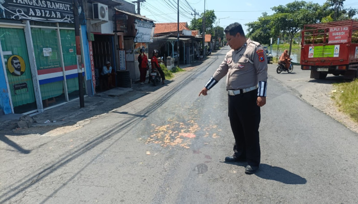Keluar Gang Tanpa Hati-Hati, Pengendara Motor Terluka Usai Tertabrak Truk Di Sukodono