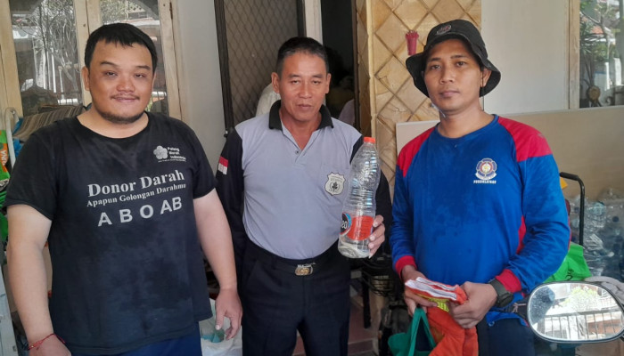 Tim Rescue Damkar Sidoarjo Evakuasi Ular Dari Gudang Rumah Warga Di Puri Surya Jaya