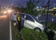 Trailer Kabur Usai Serempet Sigra Hingga Tabrak Tiang Listrik Di Balongbendo