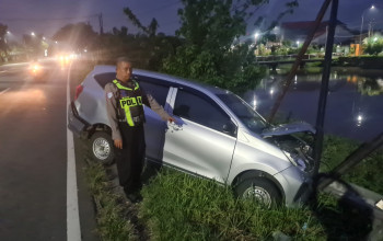 Trailer Kabur Usai Serempet Sigra Hingga Tabrak Tiang Listrik Di Balongbendo