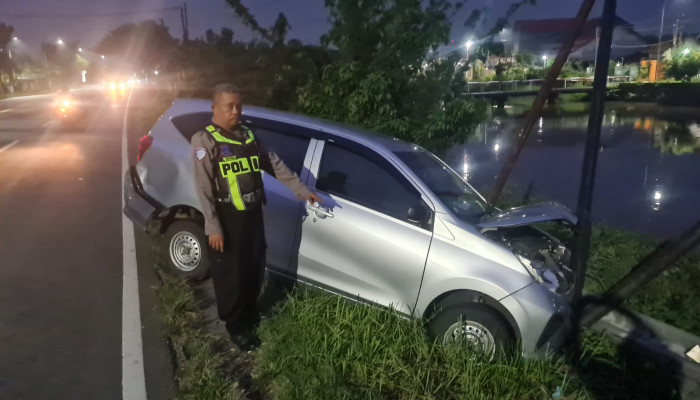 Trailer Kabur Usai Serempet Sigra Hingga Tabrak Tiang Listrik Di Balongbendo