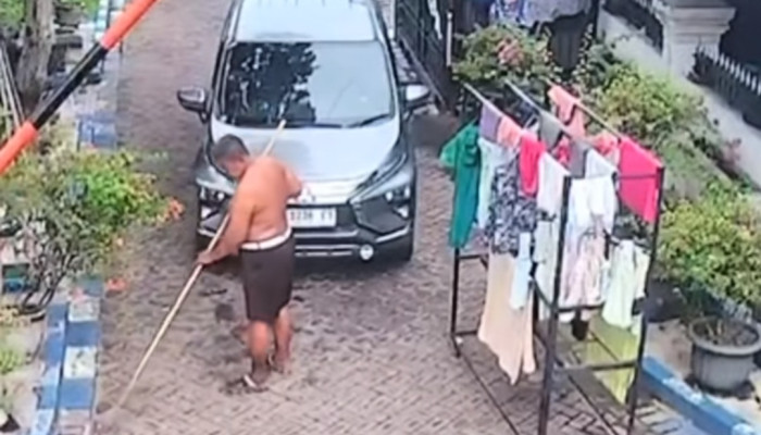 “Selat Hormuz Cabang Sidokare” Viral, Aksi Lansia Tutup Jalan Picu Keluhan