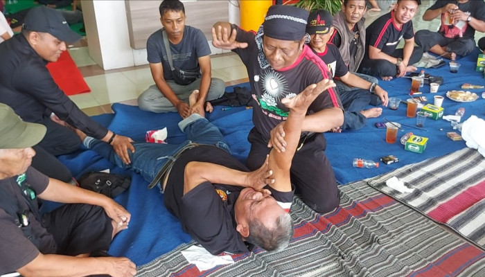 Baksos “Sinergi Untuk Negeri”, Pemuda Pancasila Dan Korlap Psht Sidoarjo Layani Pengobatan Gratis