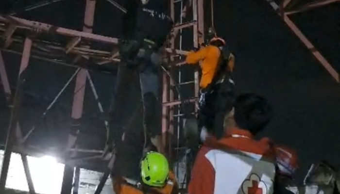 Dramatis! Pria Panjat Tower Listrik Di Sedati Akhirnya Turun Selamat
