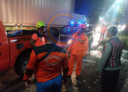 Cabang Pohon Patah Tersangkut Truk Di Krian, Arus Lalu Lintas Sempat Terganggu