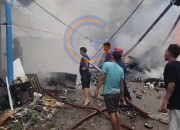 Api Melalap Gudang Perkakas Rumah Tangga Di Tropodo, Pemadaman Berlangsung Tiga Jam
