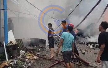 Api Melalap Gudang Perkakas Rumah Tangga Di Tropodo, Pemadaman Berlangsung Tiga Jam