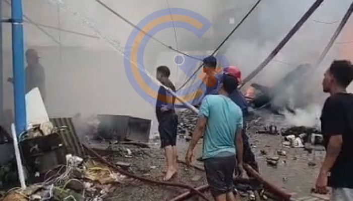 Api Melalap Gudang Perkakas Rumah Tangga Di Tropodo, Pemadaman Berlangsung Tiga Jam