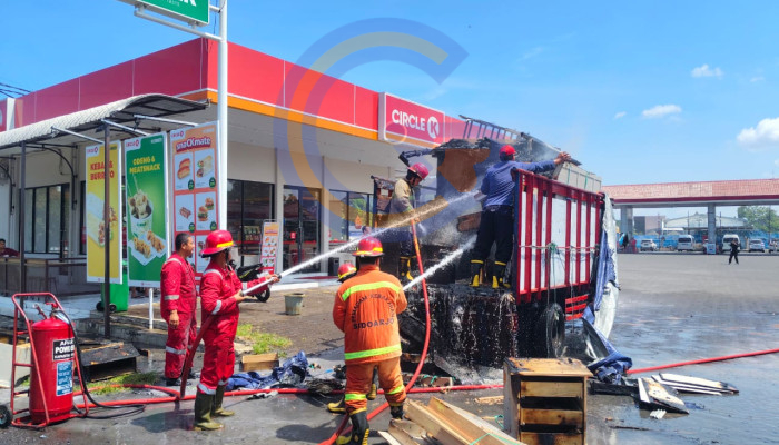 Kebakaran Truk Bermuatan Mebel Gegerkan Raya Juanda, Api Padam Dalam Satu Jam