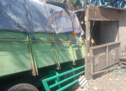 Diduga Hilang Kendali, Dump Truck Tabrak Bengkel Tambal Ban Dan Tembok Pabrik Di Raya Bringinbendo