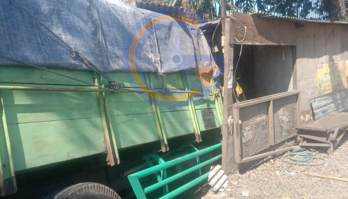 Diduga Hilang Kendali, Dump Truck Tabrak Bengkel Tambal Ban Dan Tembok Pabrik Di Raya Bringinbendo