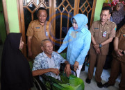 Wakil Bupati Sidoarjo Turun Langsung Serahkan Bantuan Kursi Roda, Pastikan  Bantuan Tepat Sasaran