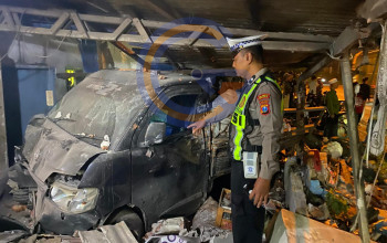 Grand Max Oleng Tabrak Warung Dan Tempat Pembuatan Pot Bunga Usai Hantam N-Max, Satu Pengendara Tewas
