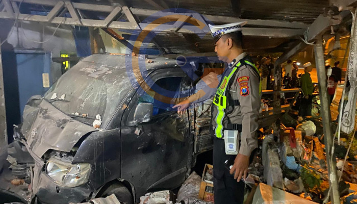 Grand Max Oleng Tabrak Warung Dan Tempat Pembuatan Pot Bunga Usai Hantam N-Max, Satu Pengendara Tewas
