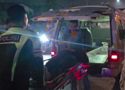 Truk Langgar Rambu Di Simpang Empat Bypass Krian, Pengendara Motor Alami Gegar Otak