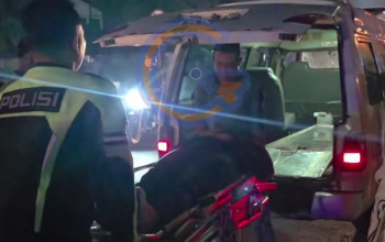 Truk Langgar Rambu Di Simpang Empat Bypass Krian, Pengendara Motor Alami Gegar Otak