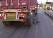 Laka Maut Di Taman Sidoarjo, Pemotor Terlempar Ke Jalur Lawan Dan Tertabrak Trailer