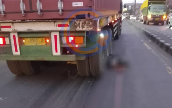 Laka Maut Di Taman Sidoarjo, Pemotor Terlempar Ke Jalur Lawan Dan Tertabrak Trailer