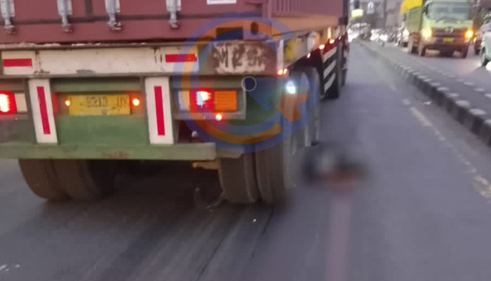 Laka Maut Di Taman Sidoarjo, Pemotor Terlempar Ke Jalur Lawan Dan Tertabrak Trailer