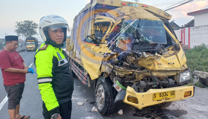 Sopir Tewas Usai Truk Bermuatan Bata Ringan Tabrak Kendaraan Misterius Di Bypass Krian