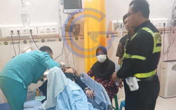 Tertabrak Motor Di Depan Masjid Jami’ Kauman Taman, Dua Penyebrang Jalan Alami Cedera Otak Ringan