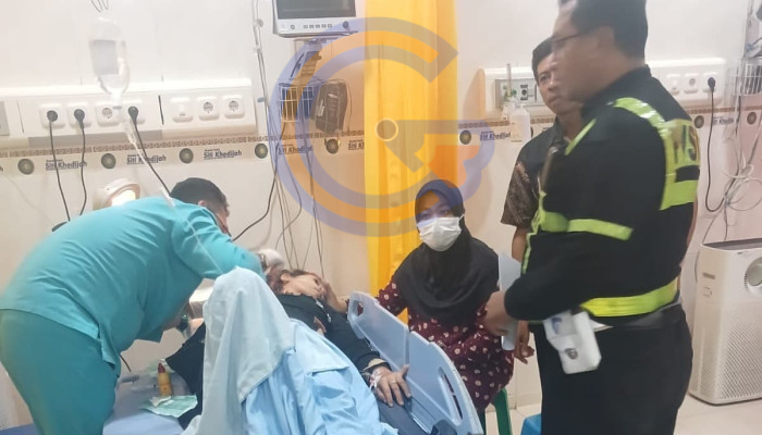 Tertabrak Motor Di Depan Masjid Jami’ Kauman Taman, Dua Penyebrang Jalan Alami Cedera Otak Ringan