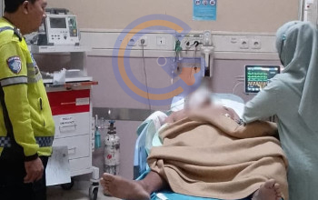 Motor Pembawa Ronjot Oleng Dan Terjatuh Di Balongbendo, Pengendara Alami Luka Kepala