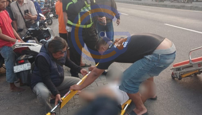 Naik Dari Bahu Jalan, Pengendara Motor Terluka Parah Usai Terserempet Pikap Di Taman