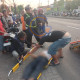 Naik Dari Bahu Jalan, Pengendara Motor Terluka Parah Usai Terserempet Pikap Di Taman