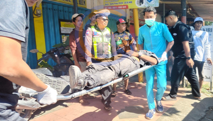 Dua Pemotor Terluka Akibat Tabrakan Adu Banteng Di Jalan Raya Wonocolo Taman