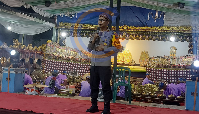 Kapolsek Taman Hadiri Wayang Kulit Ruwat Desa Sidodadi, Ajak Warga Hidupkan Kembali Siskamling