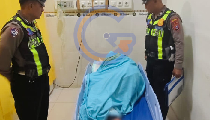 Diduga Terobos Lampu Merah, Dua Pengendara Motor Tabrakan Di Depan Pos Polisi Geluran Taman