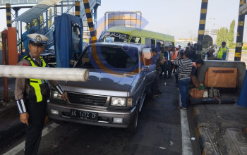 Rem Blong Di Gerbang Tol Waru Utama, Tiga Kendaraan Terlibat Tabrakan Beruntun, Lima Penumpang Luka-Luka