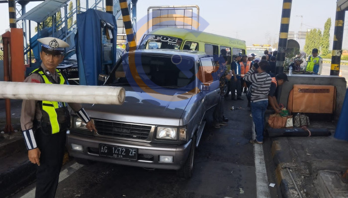 Rem Blong Di Gerbang Tol Waru Utama, Tiga Kendaraan Terlibat Tabrakan Beruntun, Lima Penumpang Luka-Luka