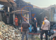Api Hanguskan Gudang Rongsokan Di Gagang Kepuhsari Balongbendo, Kerugian Masih Didata