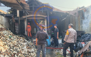 Api Hanguskan Gudang Rongsokan Di Gagang Kepuhsari Balongbendo, Kerugian Masih Didata