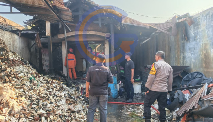 Api Hanguskan Gudang Rongsokan Di Gagang Kepuhsari Balongbendo, Kerugian Masih Didata