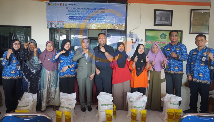 Ketua Tp Pkk Sidoarjo Sriatun Subandi Salurkan Bantuan Pangan Di Tiga Desa Kecamatan Gedangan