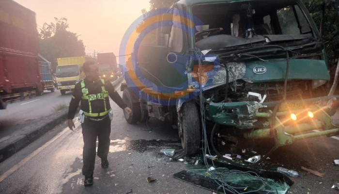 Diduga Mengantuk, Trailer Tabrak Kendaraan Tak Dikenal Di Sidorogo, Sopir Alami Patah Tulang