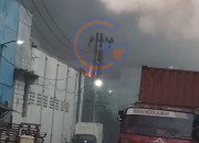 Gudang Fiber Plafon Di Waru Sidoarjo Terbakar, Damkar Berhasil Cegah Api Meluas