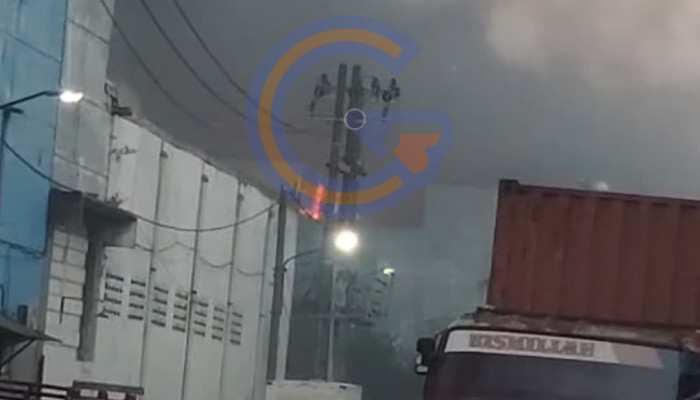 Gudang Fiber Plafon Di Waru Sidoarjo Terbakar, Damkar Berhasil Cegah Api Meluas
