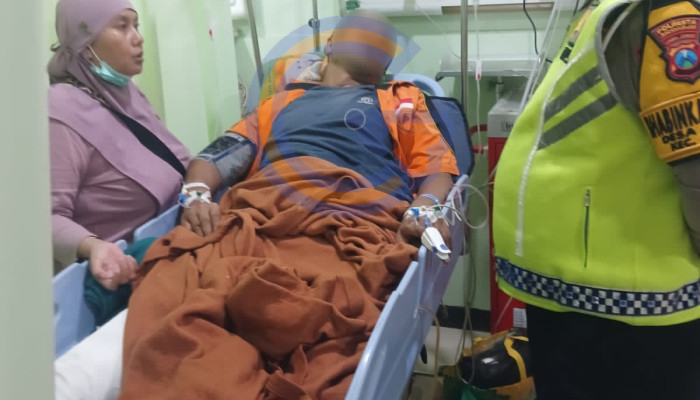 Terserempet Truk Gandeng Di Kletek, Pengendara Sepeda Listrik Alami Luka Berat