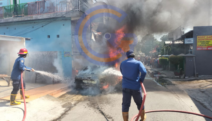 Kebakaran Mobil Gegerkan Warga Sukorejo Buduran, Tidak Ada Korban Jiwa Dalam Kejadian Ini