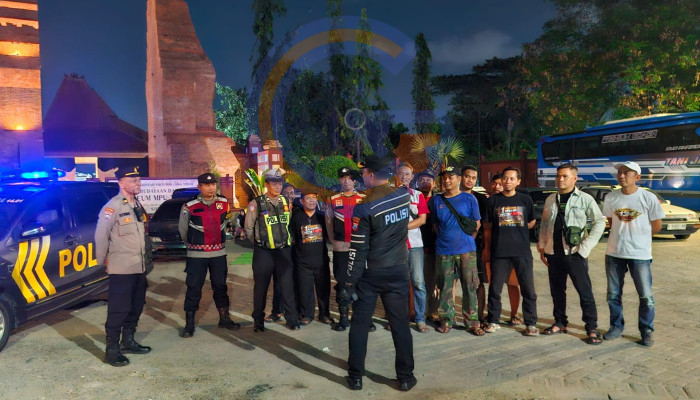 Polsek Buduran Intensifkan Patroli Sabtu Malam, Kapolsek Sambangi Komunitas Suzuki Forsa Di Museum Mpu Tantular